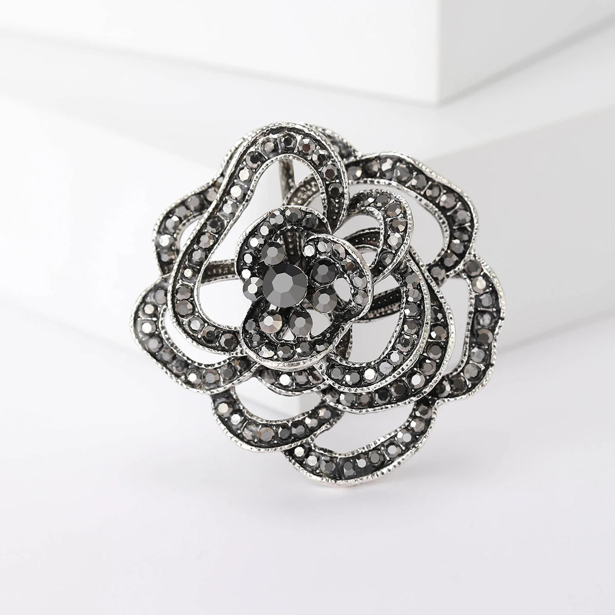 Rhinestone Hollow Camellia Brooches for Women Unisex Pearl Plant Flower Pins Office Party Friend Funny Gifts Jewelry Accessories